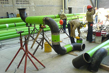 Montaje de 220 toneladas de tubería de servicios. (Vapor, condensado, raw water, aceite, etc.)
